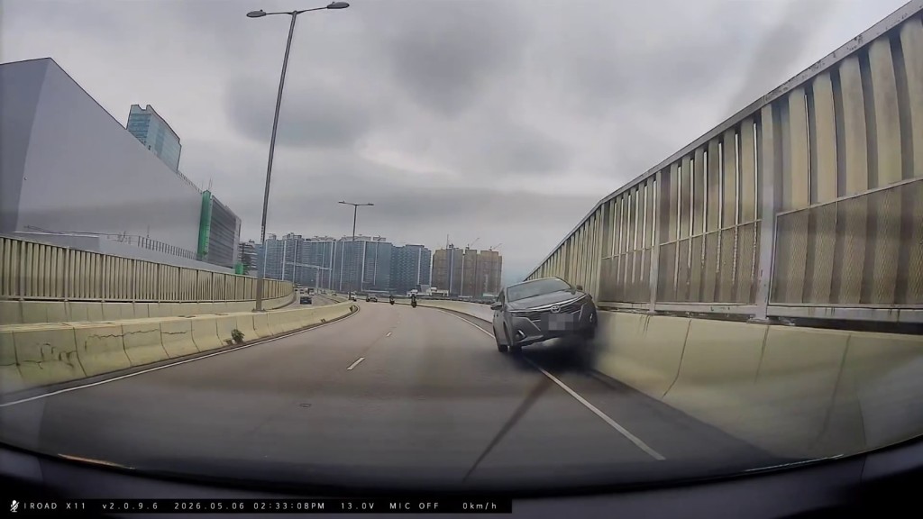 豐田私家車於機電工程署總部大樓對開撞向石壆,揚起陣陣塵土,全車頓時彈起。fb「車cam L(香港群組)」TrustworthyLizard7713片段截圖 豐田私家車於機電工程署總部大樓對開撞向石壆,揚起陣陣塵土,全車頓時彈起。fb「車cam L(香港群組)」TrustworthyLizard7713片段截圖