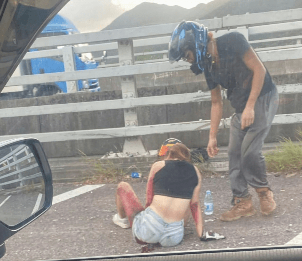 粉嶺公路電單車疑自炒倒地 25歲熱褲女鐵騎士手腳擦傷浴血
