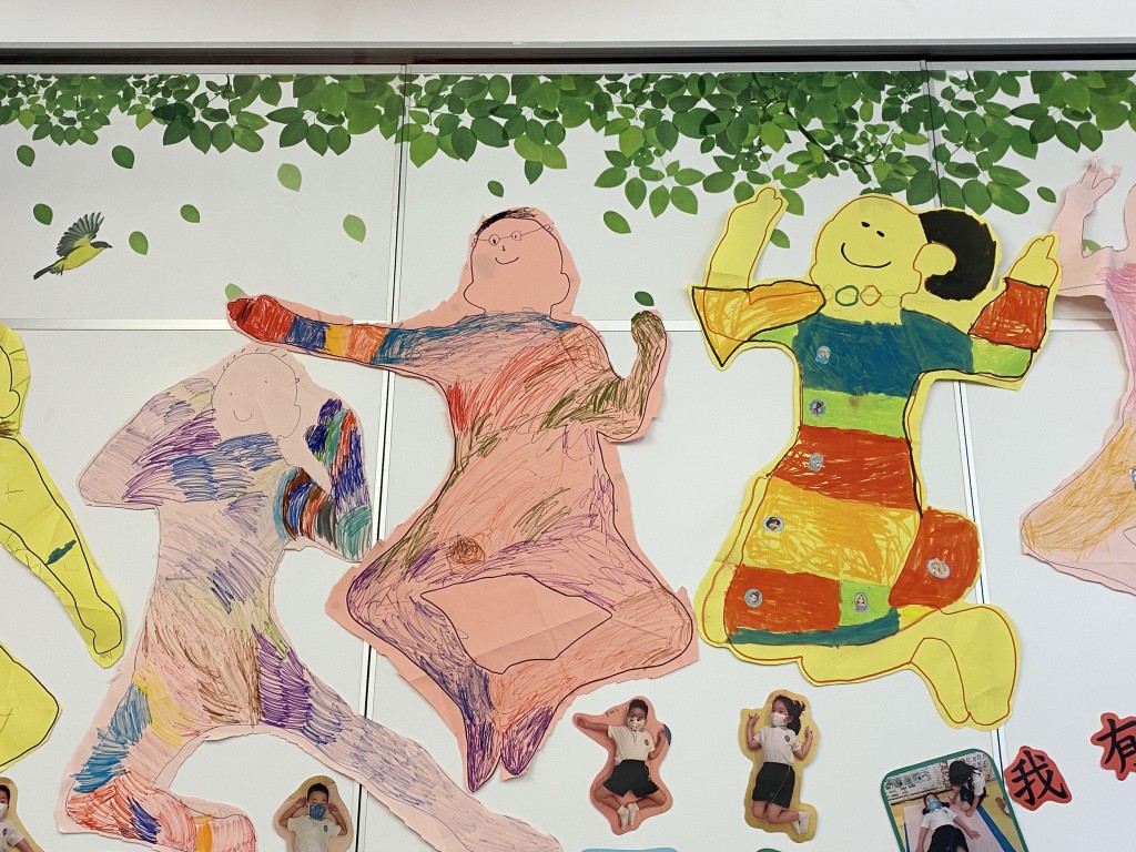 記者頗欣賞的學生創作：我是誰？躺在地上讓同學仔畫出整個人的綫條開始，讓孩子認識自己，而方式更具童趣。
