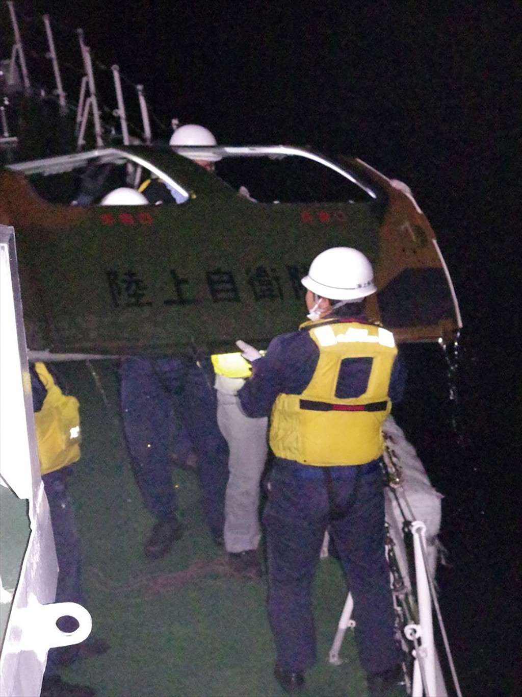 日本黑鹰直升机堕海，海岸防卫队周五晚打捞出飞机残骸。 美联社