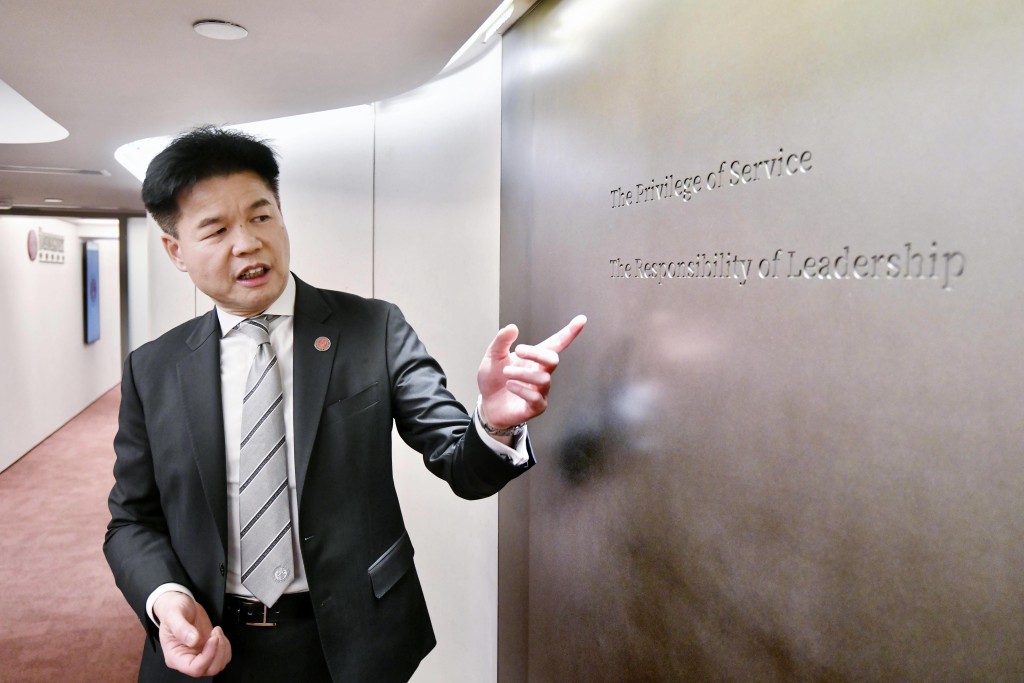 湯文龍表示,入口處寫有的格言,寄語律師會對年輕法律界人士的期盼。 湯文龍表示,入口處寫有的格言,寄語律師會對年輕法律界人士的期盼。