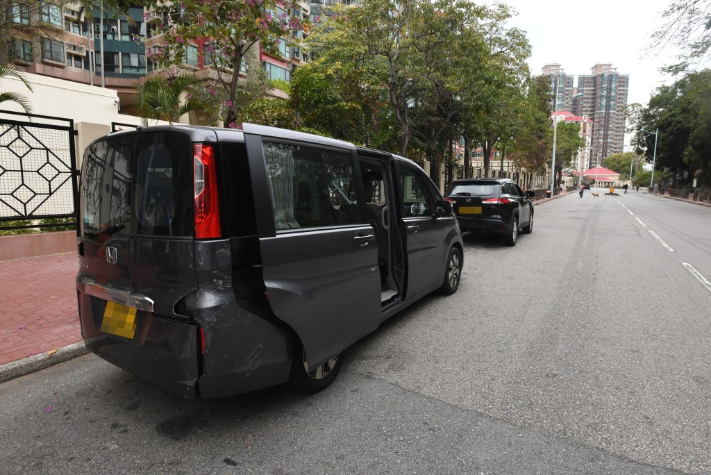 事後其中兩部涉事車輛停泊在公園北路近御豪山莊對出。