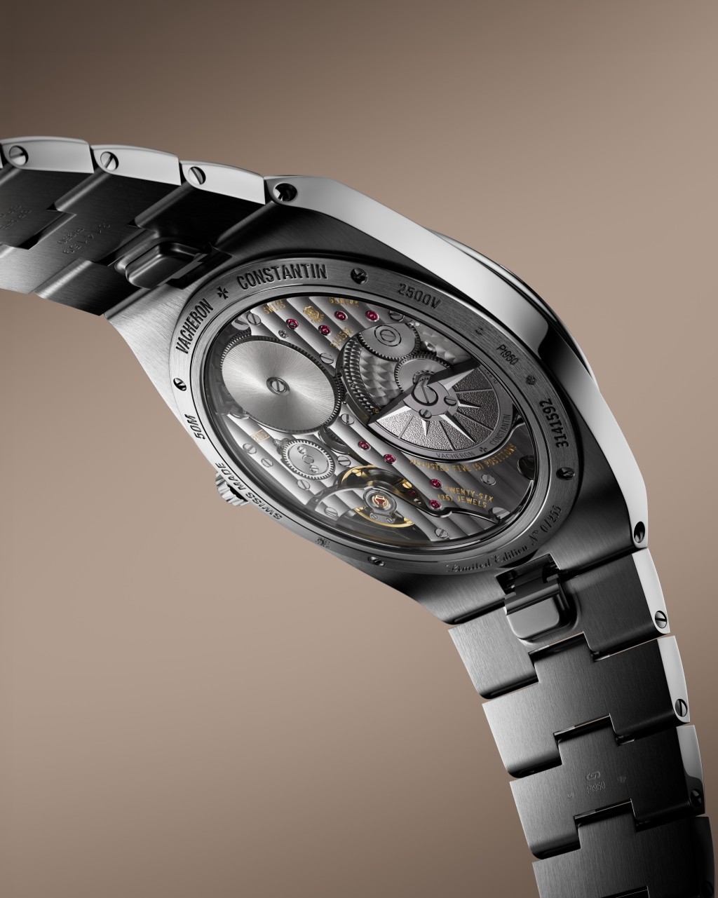 Vacheron Constantin Overseas Self-Winding Ultra-Thin,搭載花上7年研發、僅厚2.4mm的全新2550超薄機芯。 Vacheron Constantin Overseas Self-Winding Ultra-Thin,搭載花上7年研發、僅厚2.4mm的全新2550超薄機芯。
