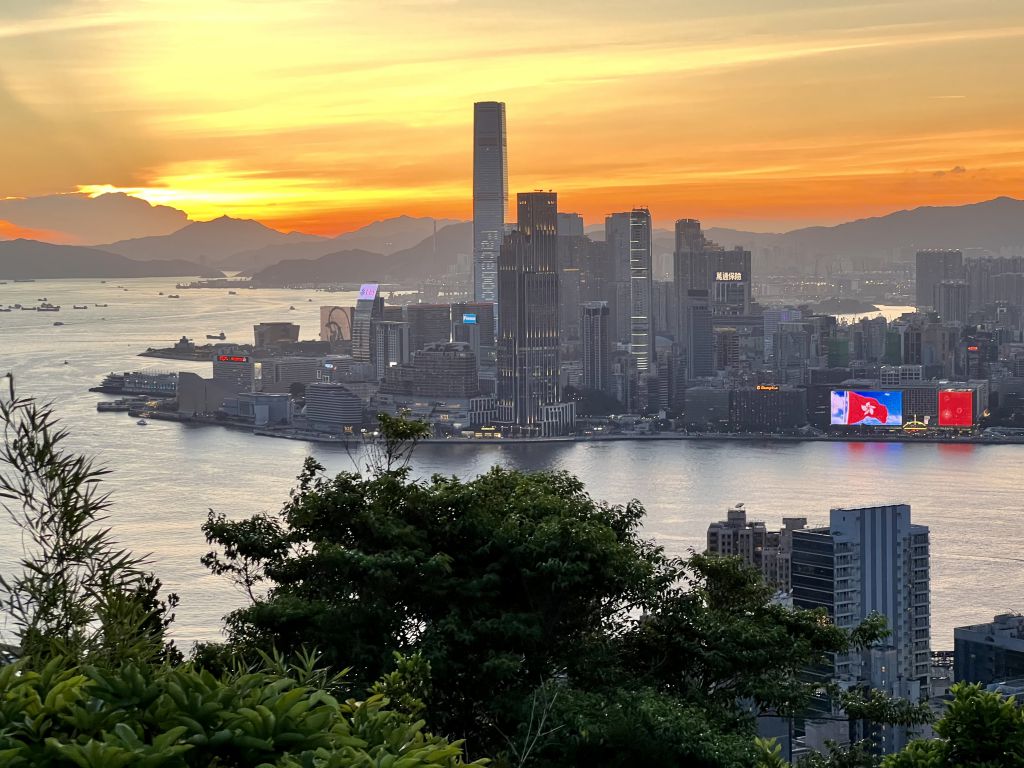 紅香爐峰景色開揚壯麗。民政總署「香港自遊樂在18區」圖片 紅香爐峰景色開揚壯麗。民政總署「香港自遊樂在18區」圖片