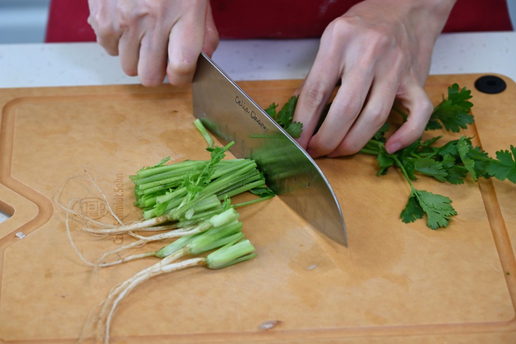 Step 3: 乾葱切半。芫荽切段，芫荽莖留用。 Halve the shallot. Cut the coriander into sections, reserve the root.