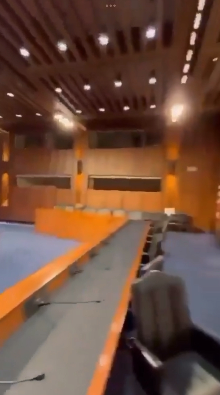 性爱影片拍下参议院听证室座位。