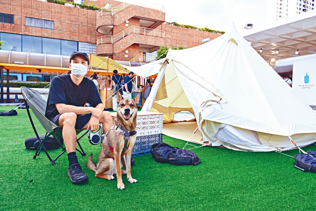 DB與愛犬「爬坡」來到位於沙田新城市廣場三樓的兒童及寵物同樂園打卡。