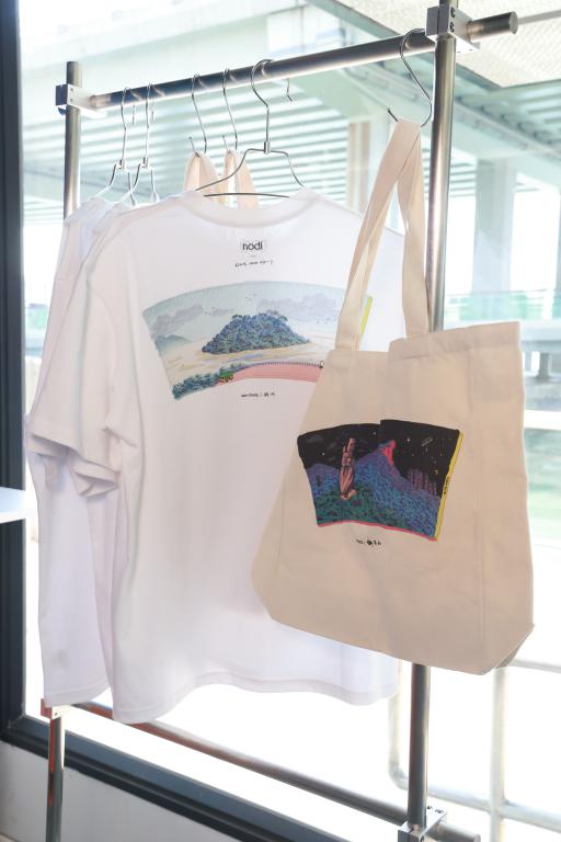 與nodi的聯乘系列「the trail of connection」更推出了T恤和Tote Bag。 與nodi的聯乘系列「the trail of connection」更推出了T恤和Tote Bag。