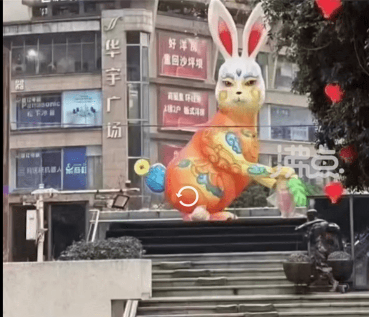重庆沙坪坝的巨型兔仔灯的造型惹来争议。