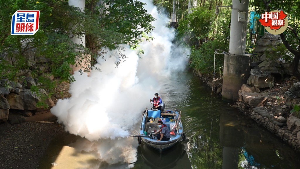 工作人員在廣州市越秀區一河湧開展滅蚊工作。中新社