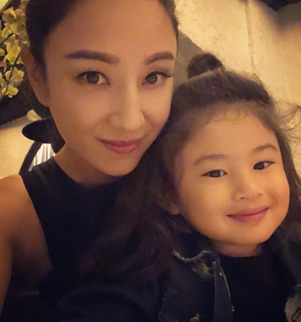 鄭希怡拍攝節目時與女兒同行。