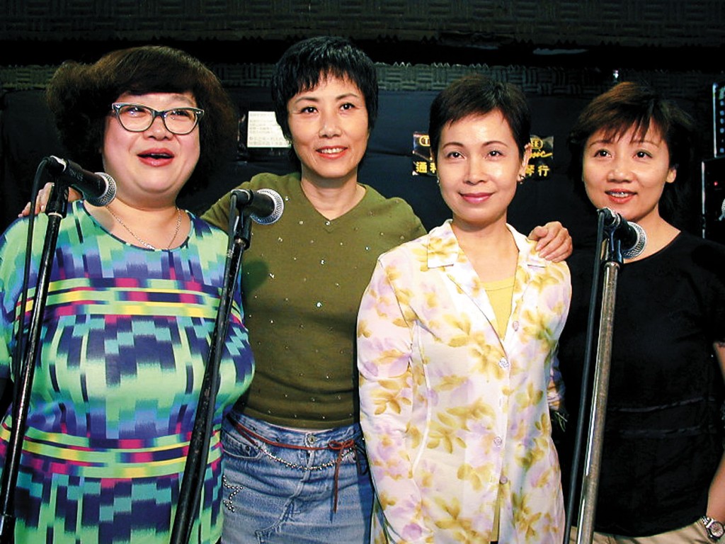 肥姐在2000年舉行入行40周年演唱會，四大金花再在台上重聚！