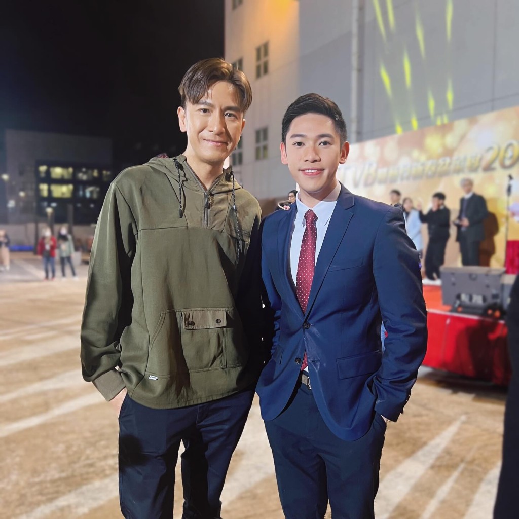 容家耀曾在TVB盆菜宴上搵藝人集郵。 容家耀曾在TVB盆菜宴上搵藝人集郵。