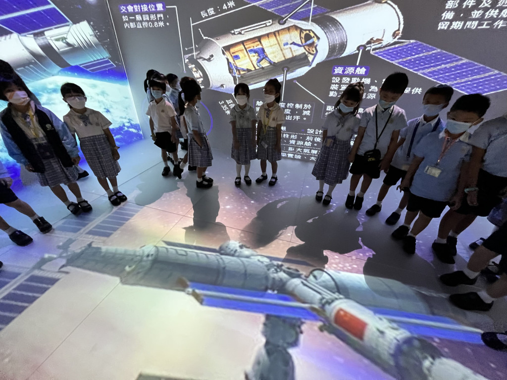 透過沉浸式學習空間,學生可置身不同場景。 透過沉浸式學習空間,學生可置身不同場景。