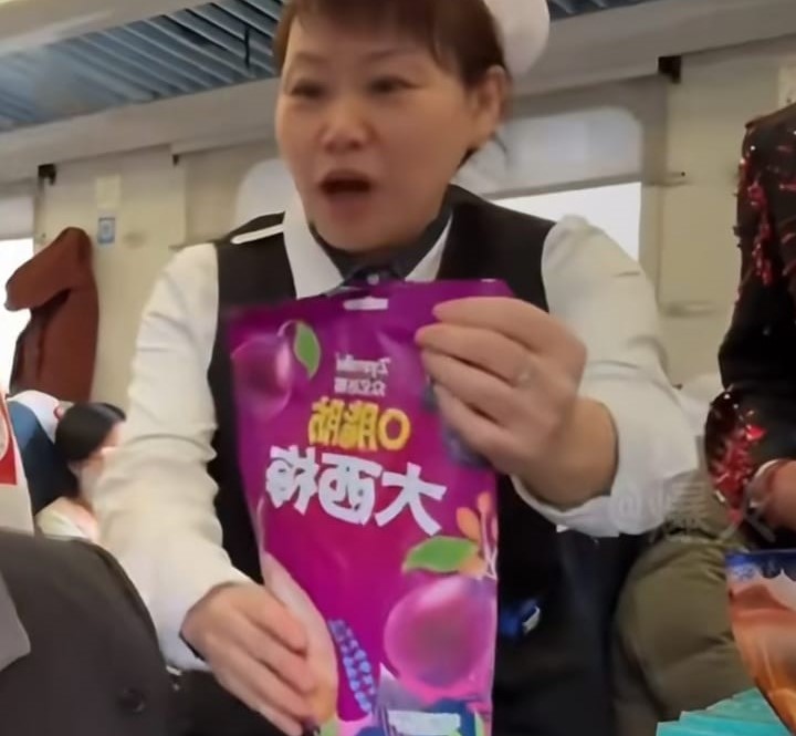 周某華想送劉回一包西梅。小紅書@爆火 周某華想送劉回一包西梅。小紅書@爆火