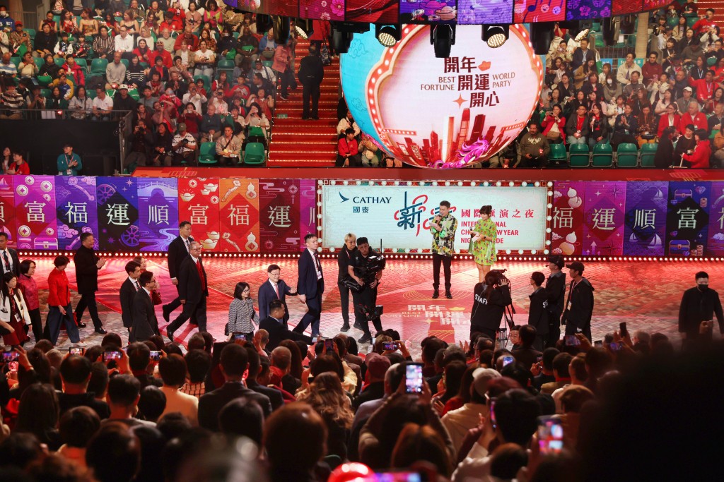 李家超伉儷到場。