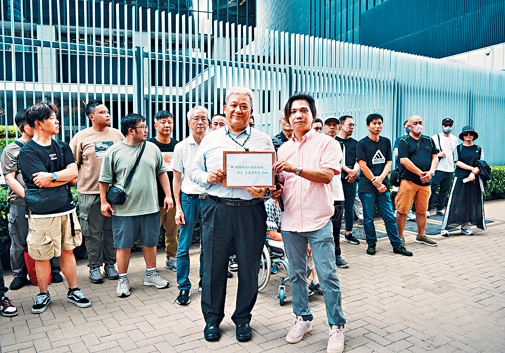 小車主捍衛權益關注組收集近5000名小車主的請願信轉交政府,促當局加強的士專營權監管。