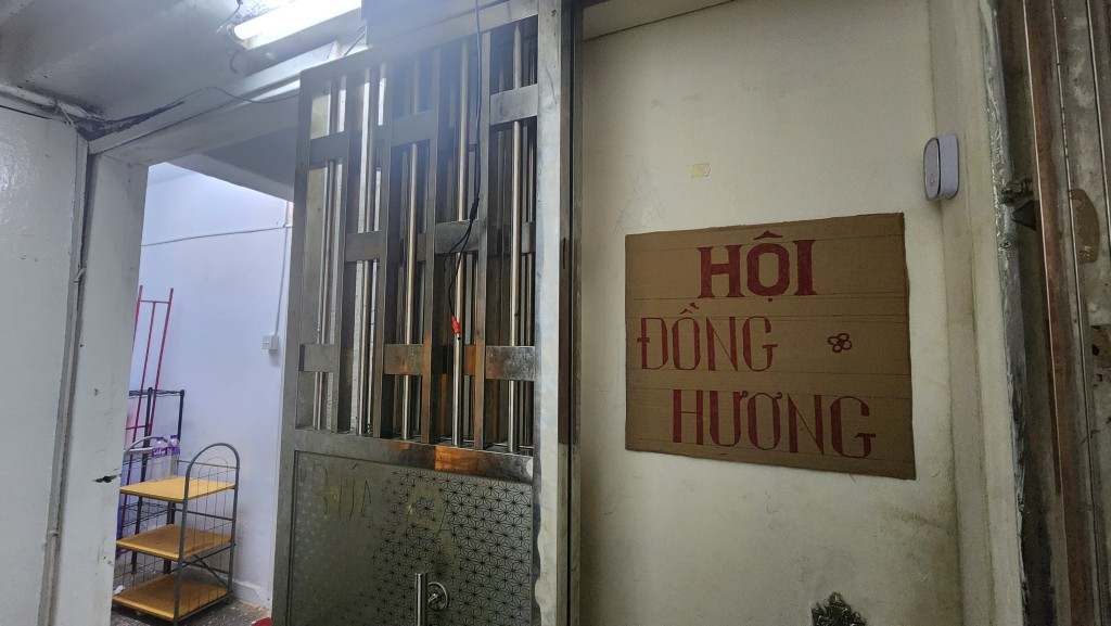 單位外有張貼一幅不知名越南文字句。黃文威攝