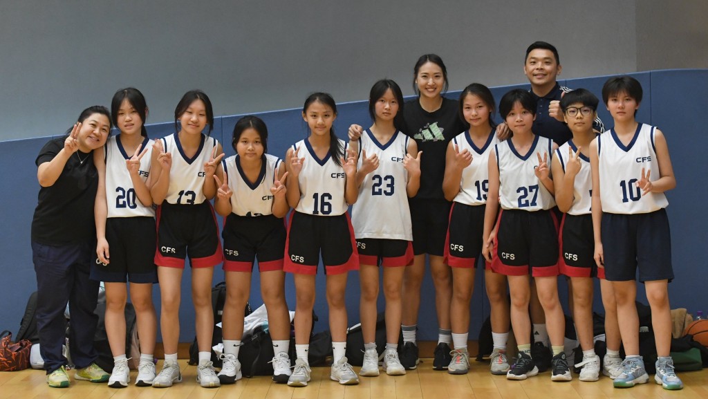 陳震夏中學贏得學界籃球賽季軍，賽後合照留念。 吳家祺攝