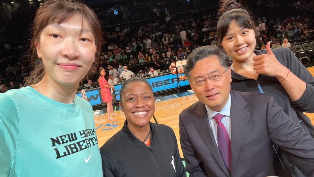 秦刚和在美WNBA效力的中国女篮运动员玩自拍。