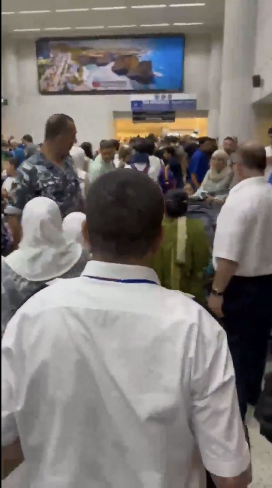 貝魯特國際機場登機大堂擠到人貼人。 X