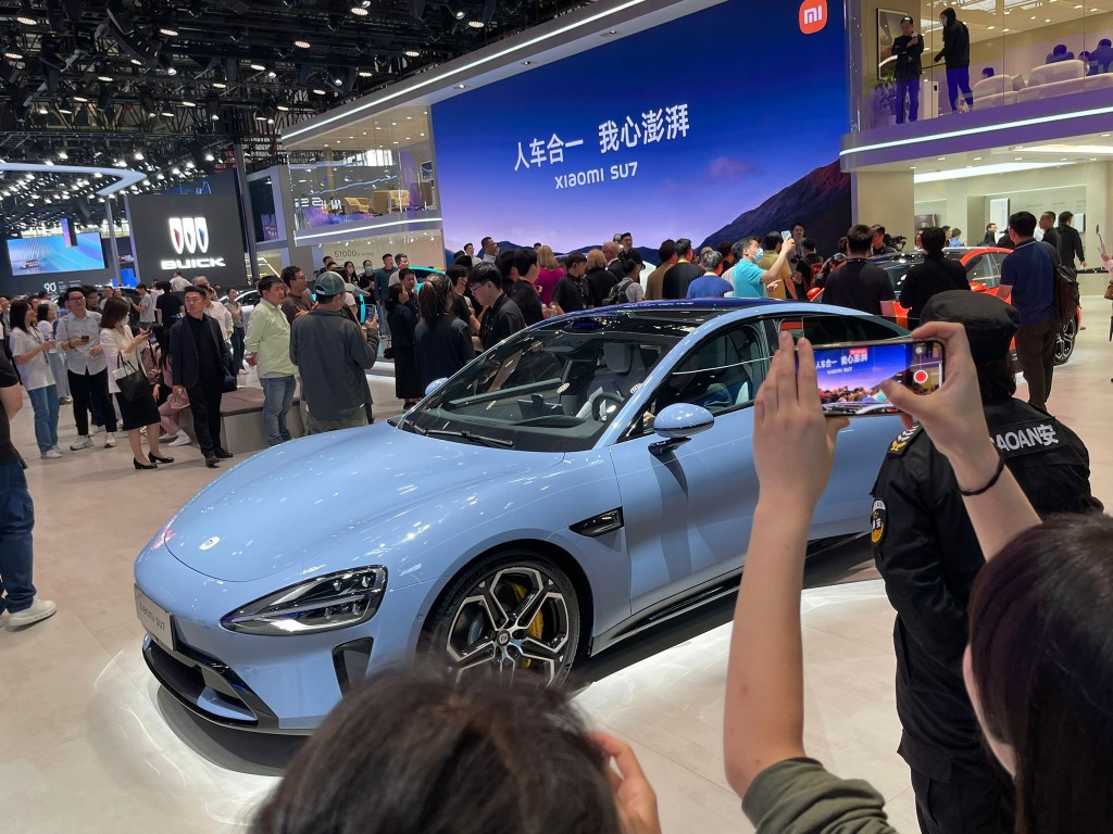 小米SU7在北京车展成为车迷打卡热点，车厂创办人雷军公布至今收到超过7万3千张订单！