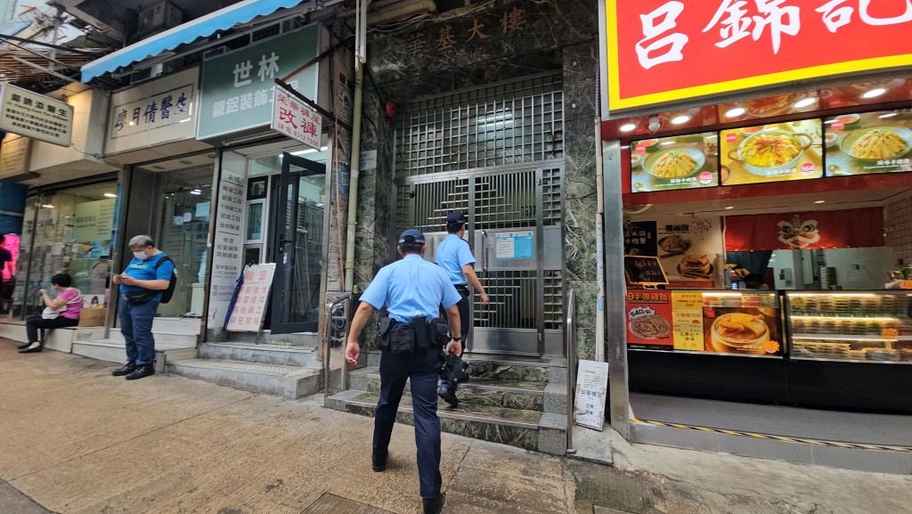 大批警员重返现场。梁国峰摄