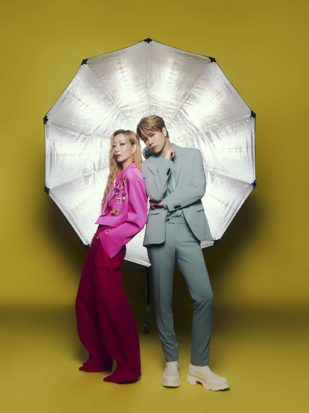 Sammi 與 Hins 分別換上螢光粉紅及淺綠色型格西裝,展現個人魅力。 Sammi 與 Hins 分別換上螢光粉紅及淺綠色型格西裝,展現個人魅力。