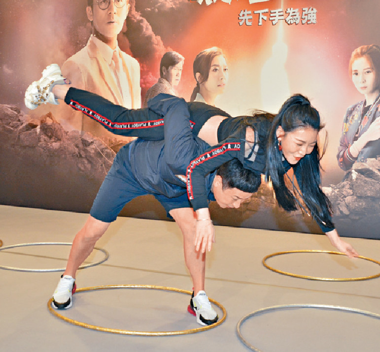 ■在杜大偉背上的尹詩沛玩遊戲時險跌下。