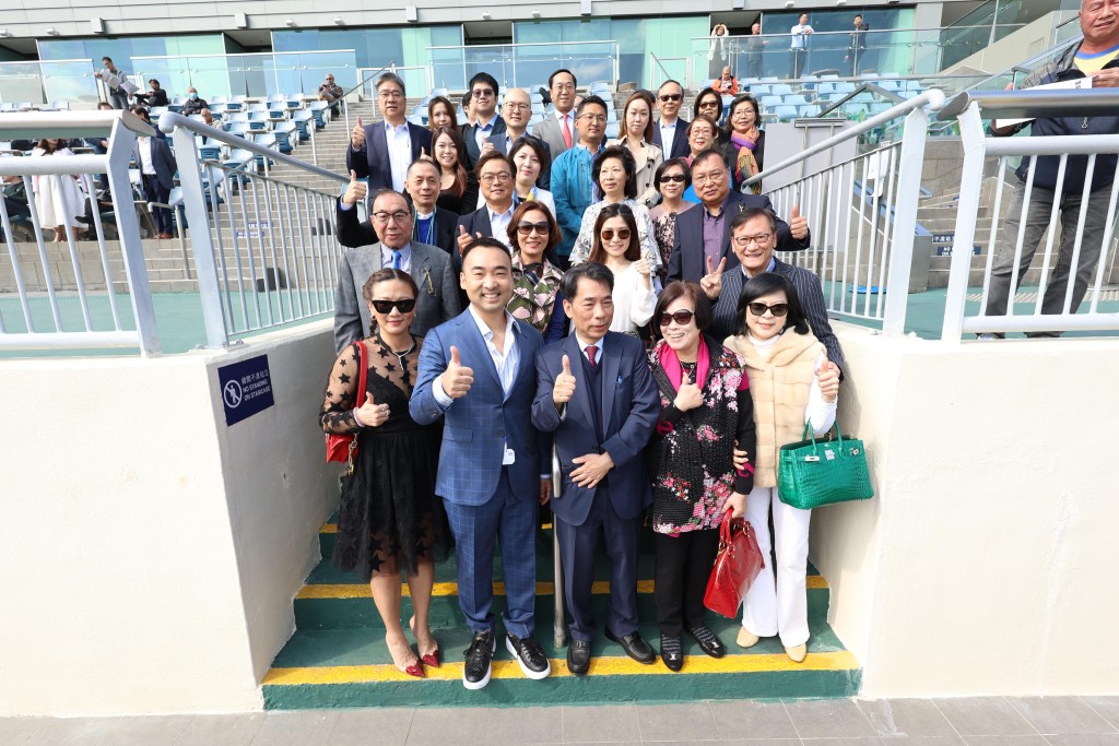 「洪運派彩」上季取得兩場頭馬,鄭則然(前排中)與親友共享喜悅。 「洪運派彩」上季取得兩場頭馬,鄭則然(前排中)與親友共享喜悅。