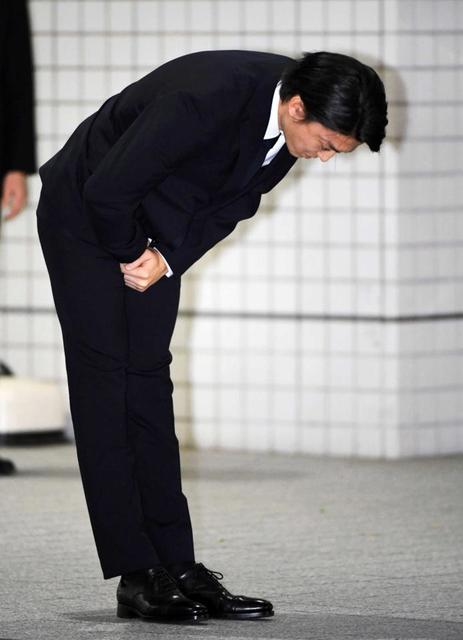 伊藤當日被警方釋放時,鞠躬道歉。