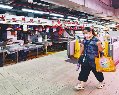 ■有到土瓜灣街市買魚市民表示,會特別注意手部衞生。