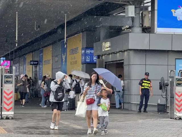 深圳灣口岸的風雨連廊兩段式設計，為旅客擋雨的功能大減。南方+