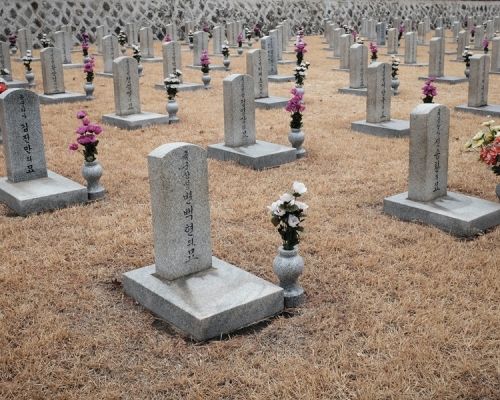 南韓一婦人擬將父親遷葬，期間挖錯他人墳墓後燒屍了事，被判緩刑。Unsplash示意圖，與事件無關