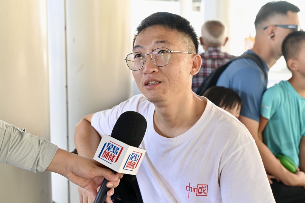 旅客周先生稱只有在香港才有機會那麼近距離觀賞軍艦。劉駿軒攝 