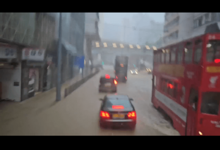 電車亦慢駛在泥水中駛過 電車亦慢駛在泥水中駛過