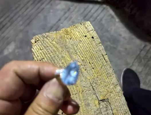 清潔工在垃圾山中翻找，成功撿回業主的10萬元鑽石婚戒。抖音@點時新聞