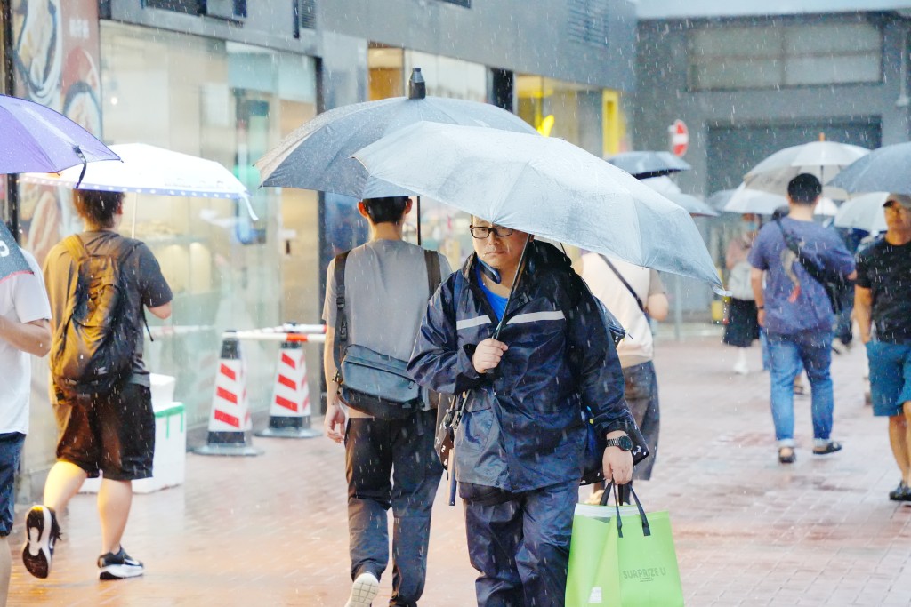 調查指有六成工友需要在惡劣天氣及極端情況下繼續上班。 調查指有六成工友需要在惡劣天氣及極端情況下繼續上班。