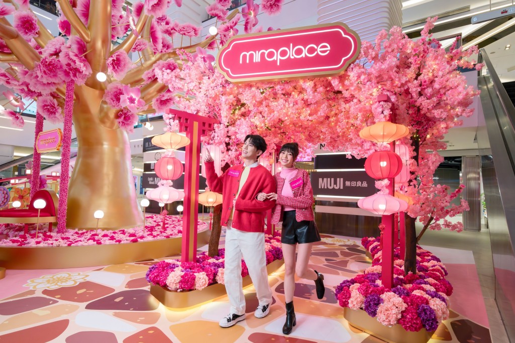 桃花滿「緣」新春打卡裝置，最適合情侶或閨密打卡。