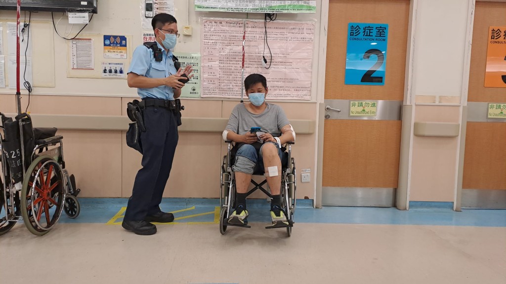 警员手脚受伤送院。