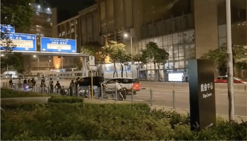 私家車切線期間,的士險收掣不及發生相撞。網上片段截圖 私家車切線期間,的士險收掣不及發生相撞。網上片段截圖