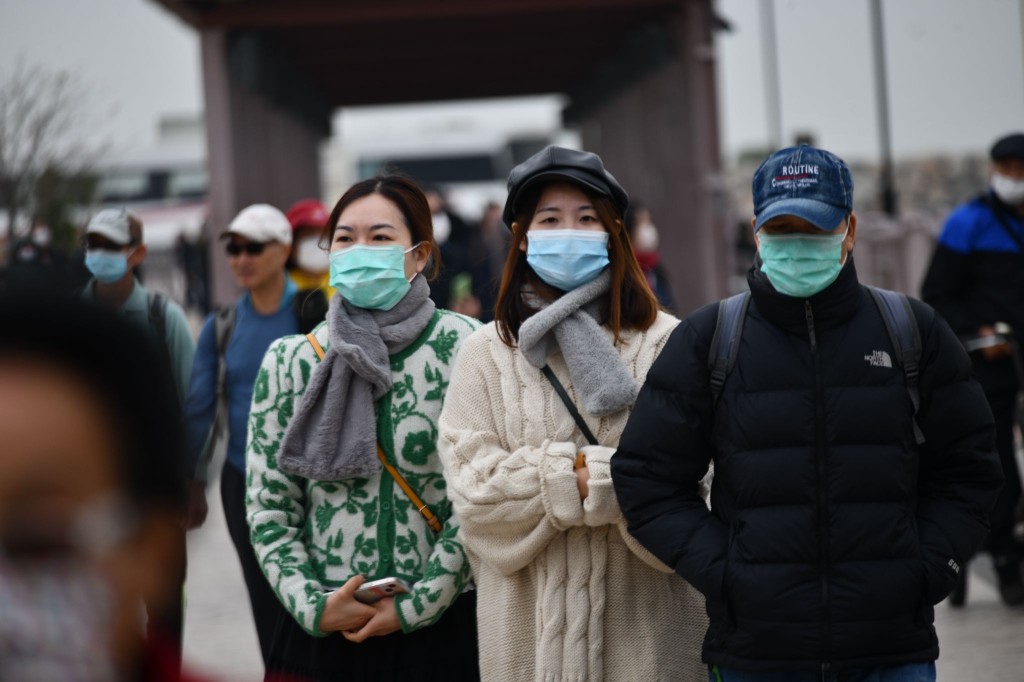 市民外出添加外套頸巾手套等。