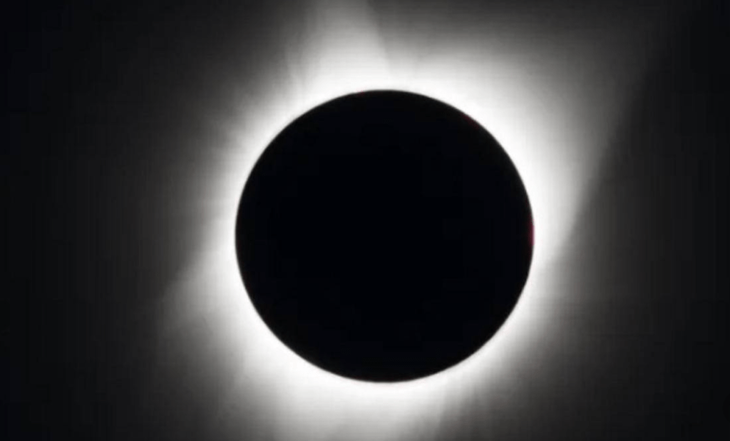 至於8月12日當天,NASA解釋確實有一個重要天文現象發生,但那是早已預測到的「日全食」。NASA 至於8月12日當天,NASA解釋確實有一個重要天文現象發生,但那是早已預測到的「日全食」。NASA