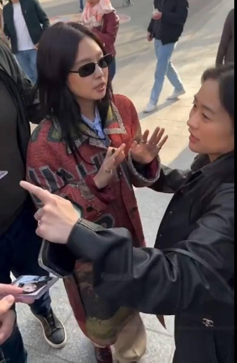Jennie在簽名時不斷要求fans退後,給予她空間。 Jennie在簽名時不斷要求fans退後,給予她空間。