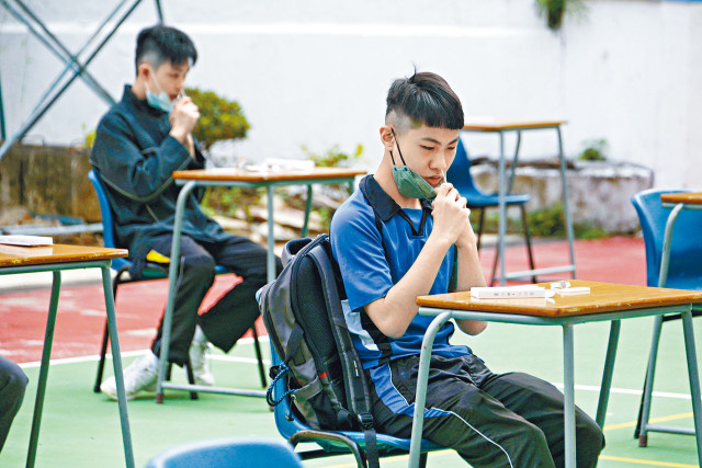 關日華指需要觀察兩至三個病毒潛服周期,若重症或死亡個案沒有增加,相信可以考慮取消對學生每日上學的快測要求。(資料圖片)