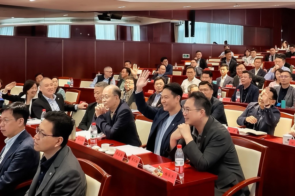 議員在課堂上踴躍提問，並與專家交流。李慧琼fb
