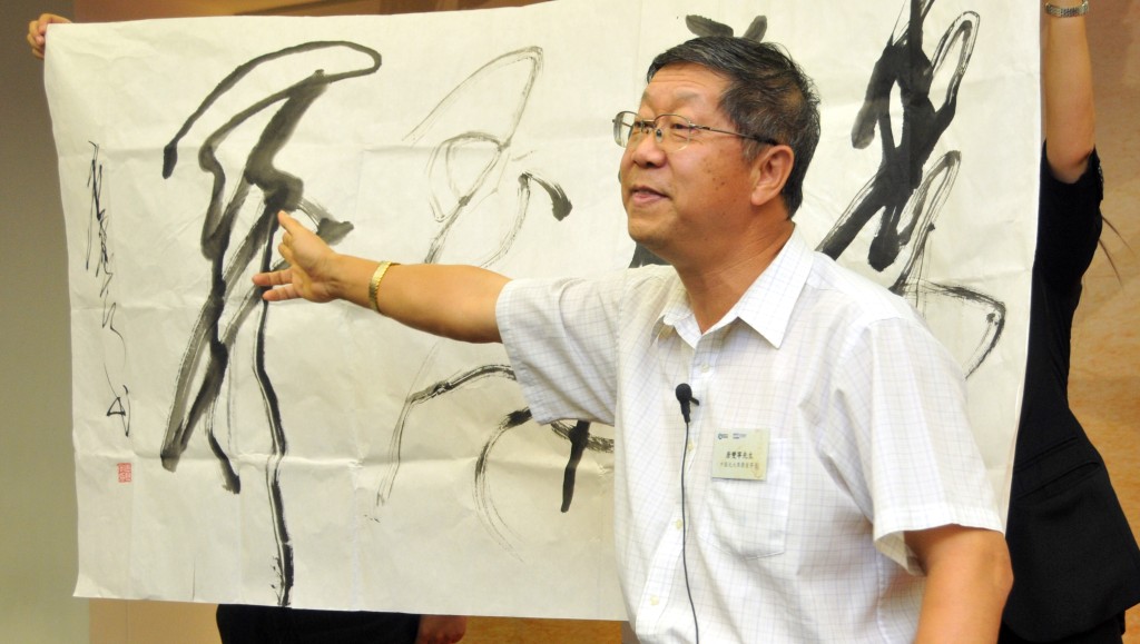 2011年唐雙寧在香港城大演講時現場表演書法。 星島資料圖
