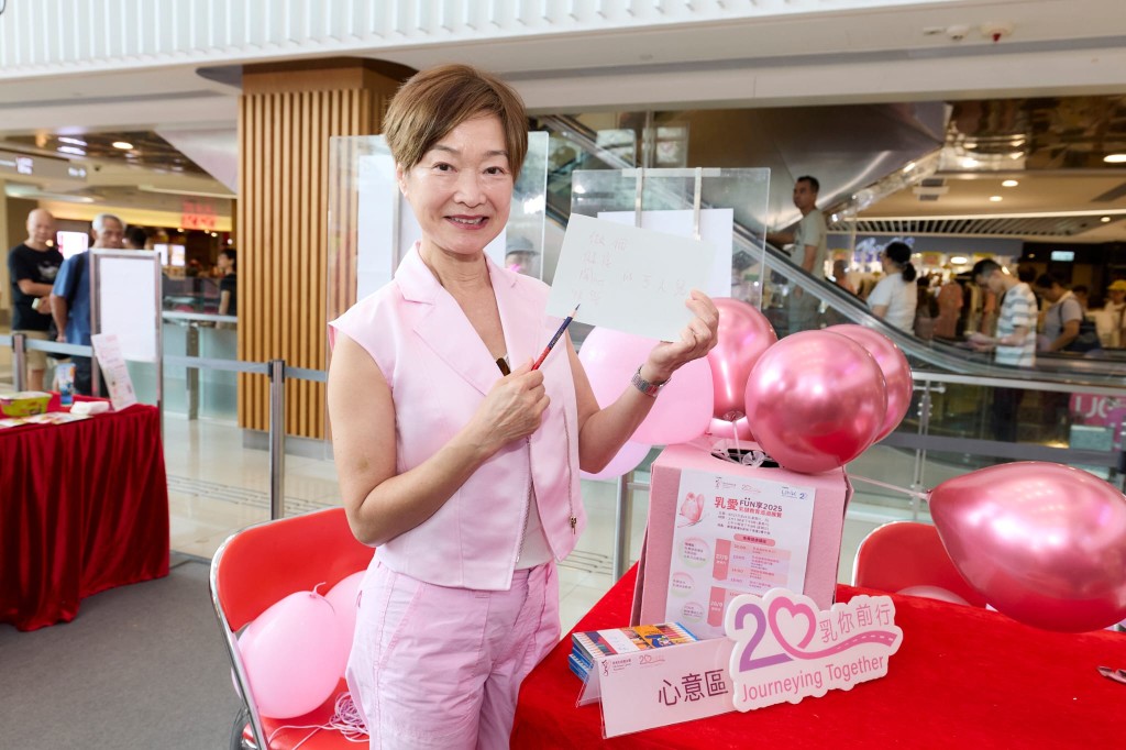 香港乳癌基金會大使譚玉瑛親寫心意咭鼓勵乳癌病患者。