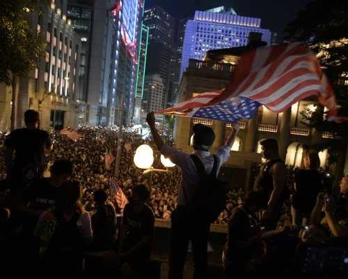 日前大批市民集會促美通過人權民主法案。 資料圖片