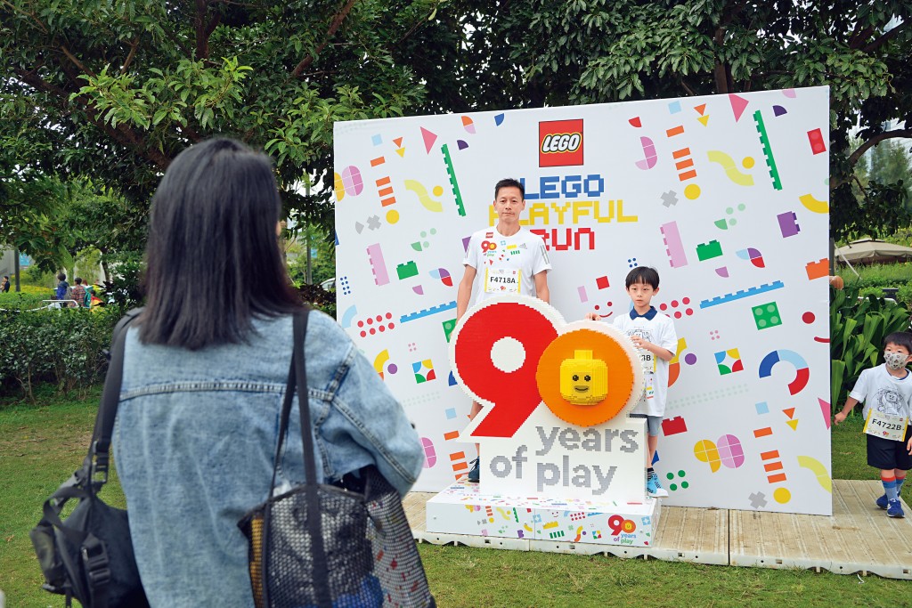 不少參加玩樂跑的樂高粉絲，都在場內不同位置與親朋好友聚在一起拍照留念！